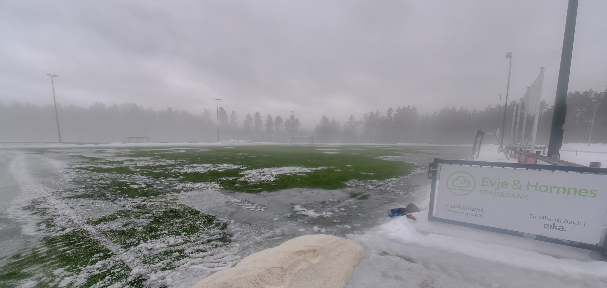 Kunstgressbanen kan brukes!